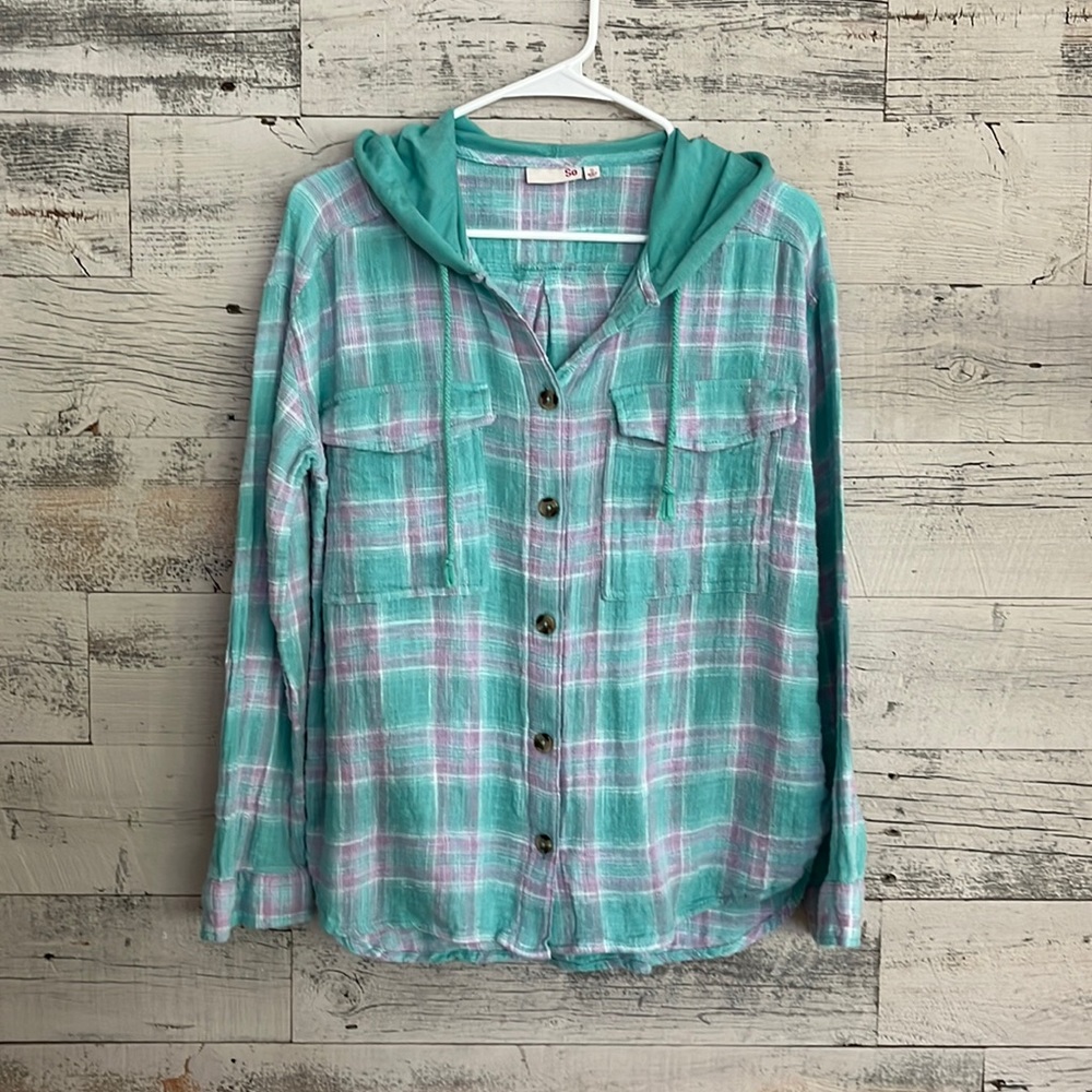So women’s lightweight button down flannel. Size small